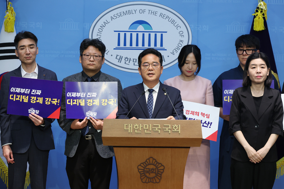 민병덕 더불어민주당 의원이 지난달 10일 국회 소통관에서 디지털자산기본법 대표발의 기자회견을 하고 있다. 뉴시스