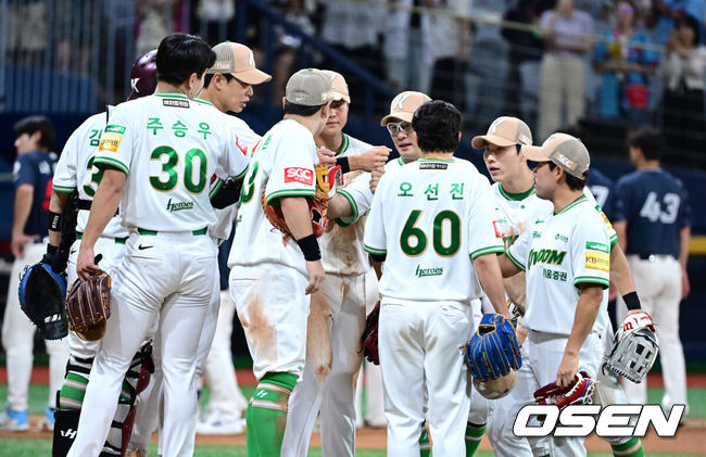 [OSEN=고척, 최규한 기자] 프로야구 키움 히어로즈가 롯데 자이언츠를 꺾고 승리했다. 설종진 감독대행이 첫 승리를 거뒀다.키움은22일 서울 고척 스카이돔에서 열린 2025 KBO리그 롯데와 경기에서 6-3으로 승리했다.임지열이 5타수 4안타(2루타 1개) 2도루 2타점 2득점으로 활약했다. 이주형이 결승타 포함 4타수 2안타 2타점, 최주환이 4타수 2안타 2타점을 기록했다.경기를 마치고 승리한 키움 선수들이 인사를 나누고 있다. 2025.07.22 / dreamer@osen.co.kr