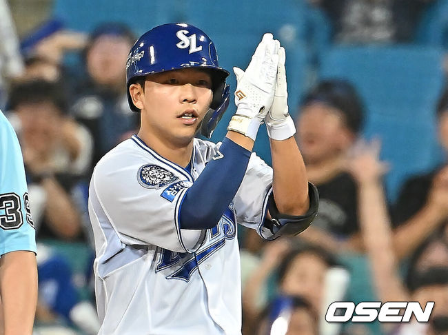 [OSEN=대구, 이석우 기자] 22일 대구삼성라이온즈파크에서 2025 신한 SOL 뱅크 KBO 리그 삼성 라이온즈와 SSG 랜더스의 경기가 열렸다. 홈팀 삼성은 원태인이, 방문팀 SSG는 화이트가 선발 출전했다. 삼성 라이온즈 양도근이 4회말 2사 1,2루 좌익수 앞 1타점 안타를 치고 세리머니를 하고 있다. 2025.07.22 / foto0307@osen.co.kr