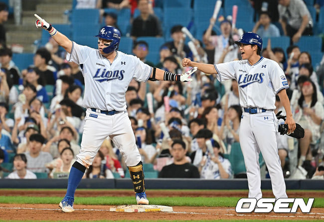 [OSEN=대구, 이석우 기자] 22일 대구삼성라이온즈파크에서 2025 신한 SOL 뱅크 KBO 리그 삼성 라이온즈와 SSG 랜더스의 경기가 열렸다. 홈팀 삼성은 원태인이, 방문팀 SSG는 화이트가 선발 출전했다. 삼성 라이온즈 강민호가 5회말 1사 1,2루 중견수 왼쪽 1타점 안타를 치고 세리머니를 하고 있다. 2025.07.22 / foto0307@osen.co.kr