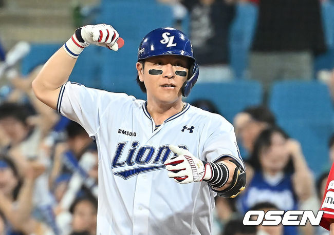 [OSEN=대구, 이석우 기자] 22일 대구삼성라이온즈파크에서 2025 신한 SOL 뱅크 KBO 리그 삼성 라이온즈와 SSG 랜더스의 경기가 열렸다. 홈팀 삼성은 원태인이, 방문팀 SSG는 화이트가 선발 출전했다. 삼성 라이온즈 강민호가 6회말 2사 만루 좌익수 앞 역전 2타점 안타를 치고 세리머니를 하고 있다. 2025.07.22 / foto0307@osen.co.kr