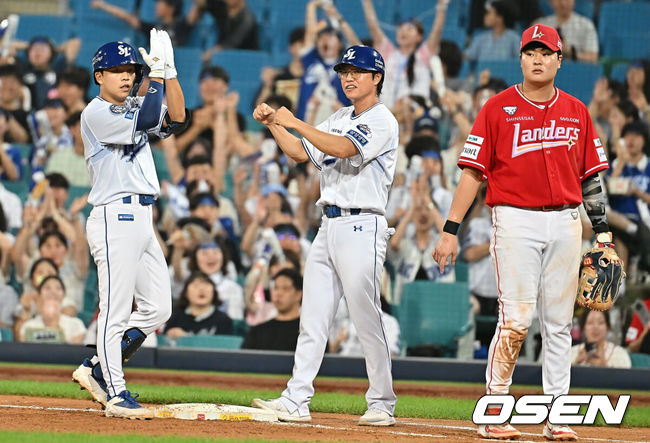[OSEN=대구, 이석우 기자] 22일 대구삼성라이온즈파크에서 2025 신한 SOL 뱅크 KBO 리그 삼성 라이온즈와 SSG 랜더스의 경기가 열렸다. 홈팀 삼성은 원태인이, 방문팀 SSG는 화이트가 선발 출전했다. 삼성 라이온즈 양도근이 4회말 2사 1,2루 좌익수 앞 1타점 안타를 치고 세리머니를 하고 있다. 2025.07.22 / foto0307@osen.co.kr