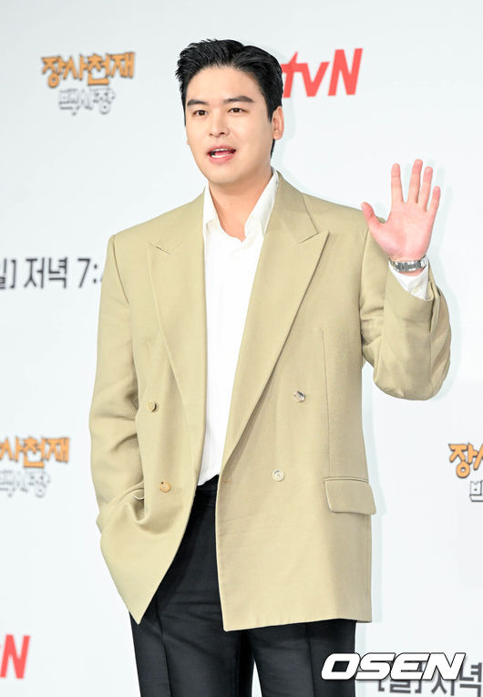 [OSEN=조은정 기자] tvN 새 예능프로그램 '장사천재 백사장’ 제작 발표회가 29일 오전서울 마포구 도화동 서울가든호텔에서 열렸다.배우 이장우가 포즈를 취하고 있다. 2023.03.29 /cej@osen.co.kr