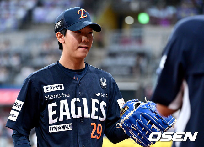 [OSEN=고척, 최규한 기자] 5일 서울 고척스카이돔에서 ‘2025 신한 SOL Bank KBO리그’ 키움 히어로즈와 한화 이글스의 경기가 열렸다.홈팀 키움은 라클란 웰스, 방문팀 한화는 류현진을 선발로 내세웠다.7회말 키움 공격을 삼자범퇴로 막아낸 한화 황준서가 더그아웃으로 향하며 동료들과 인사를 나누고 있다. 2025.07.05 / 