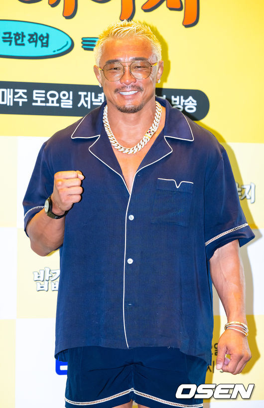 [OSEN=박준형 기자] 23일 오전 서울 여의도 TWO IFC에서 ENA, EBS 공동제작 '추성훈의 밥값은 해야지' 제작발표회가 진행됐다.오는 26일 오후 7시 50분에 첫 방송될 EBS, ENA 공동제작 '추성훈의 밥값은 해야지'는 '아조씨' 추성훈이 세계 극한 직업에 도전하고 땀 흘려 번 밥값만큼 즐기는 현지 밀착 리얼 생존 여행기로 이날 행사에는 추성훈, 곽준빈, 이은지, 송준섭 PD, 안제민 PD가 참석했다. 추성훈이 포즈를 취하고 있다 2025.07.23 / soul1014@osen.co.kr