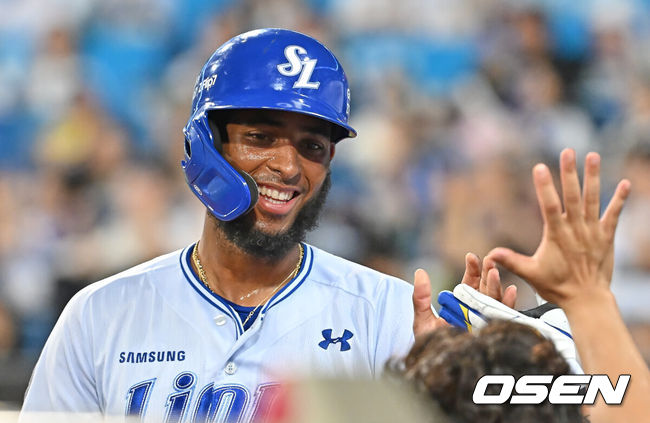 [OSEN=대구, 이석우 기자] 22일 대구삼성라이온즈파크에서 2025 신한 SOL 뱅크 KBO 리그 삼성 라이온즈와 SSG 랜더스의 경기가 열렸다. 홈팀 삼성은 원태인이, 방문팀 SSG는 화이트가 선발 출전했다. 삼성 라이온즈 디아즈가 5회말 1사 만루 이재현의 밀어내기 볼넷으로 동점 득점을 하고 하이파이브를 하고 있다. 2025.07.22 / foto0307@osen.co.kr
