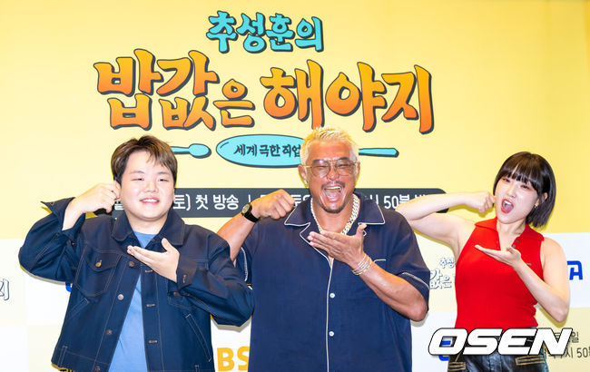 [OSEN=박준형 기자] 23일 오전 서울 여의도 TWO IFC에서 ENA, EBS 공동제작 '추성훈의 밥값은 해야지' 제작발표회가 진행됐다.오는 26일 오후 7시 50분에 첫 방송될 EBS, ENA 공동제작 '추성훈의 밥값은 해야지'는 '아조씨' 추성훈이 세계 극한 직업에 도전하고 땀 흘려 번 밥값만큼 즐기는 현지 밀착 리얼 생존 여행기로 이날 행사에는 추성훈, 곽준빈, 이은지, 송준섭 PD, 안제민 PD가 참석했다. 추성훈, 곽준빈, 이은지,가 포즈를 취하고 있다 2025.07.23 / soul1014@osen.co.kr