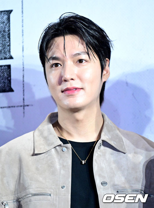 [OSEN=최규한 기자] 21일 오후 서울 신천동 롯데시네마 월드타워에서 영화 ‘전지적 독자 시점(이하 전독시)’(감독 김병우) VIP 시사회가 열렸다.동명의 인기 웹툰을 원작으로 한 영화 ‘전독시’는 10년 이상 연재된 소설이 완결된 날 소설 속 세계가 현실이 되어 버리고, 유일한 독자였던 김독자(안효섭 분)가 소설의 주인공 유중혁(이민호 분) 그리고 동료들과 함께 멸망한 세계에서 살아남기 위한 판타지 액션물이다.배우 이민호가 포토타임을 하고 있다. 2025.07.21 / dreamer@osen.co.kr