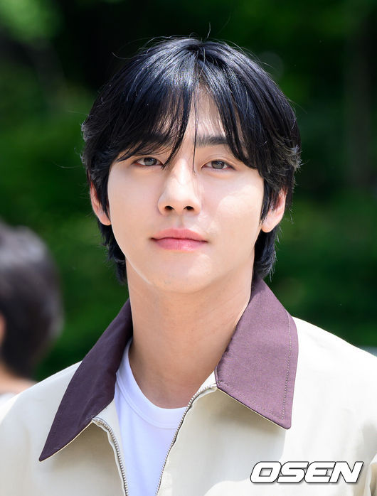 [OSEN=이대선 기자] 23일 오후 서울 여의도 KBS에서 KBS 쿨FM 라디오 '이은지의 가요광장’이 진행됐다.배우 이민호, 안효섭을 비롯해 채수빈, 신승호, 나나, 블랙핑크 지수 등이 출연하는 영화 '전지적 독자 시점’은 10년 이상 연재된 소설이 완결된 날 소설 속 세계가 현실이 되어 버리고, 유일한 독자였던 김독자(안효섭 분)가 소설의 주인공 유중혁(이민호 분), 그리고 동료들과 함께 멸망한 세계에서 살아남기 위한 판타지 액션 작품이다.배우 안효섭이 팬을 향해 인사를 하고 있다. 2025.07.23 /sunday@osen.co.kr