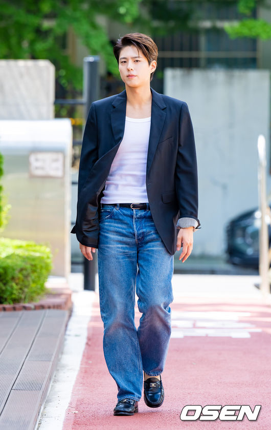 [OSEN=박준형 기자] 22일 오후 서울 여의도 KBS 신관에서 KBS 2TV '더 시즌즈 - 박보검의 칸타빌레' 녹화가 진행됐다.박보검은 드라마 ‘굿보이’와 심야 음악 프로그램 ‘더 시즌즈-박보검의 칸타빌레’ MC로 활약하며 활발한 활동을 이어가고 있다.박보검이 방송국으로 들어서고 있다.  2025.07.22 / soul1014@osen.co.kr