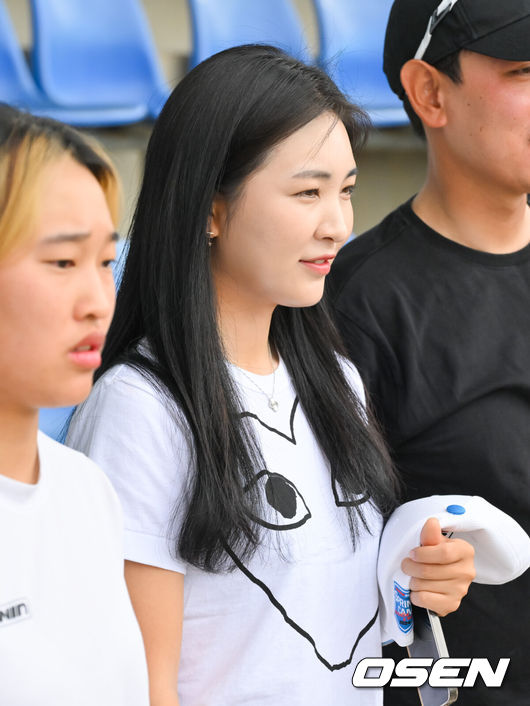 [OSEN=시드니(호주), 박준형 기자] 두산 베어스가 11일 호주 시드니 블랙타운 베이스볼 스타디움에서 2024 호주 시드니 스프링캠프를 진행했다.호주서 개인전지훈련 중이 골프선수 이예원이 두산 선수들의 훈련을 지켜보고 있다.  2024.02.11 / soul1014@osen.co.kr