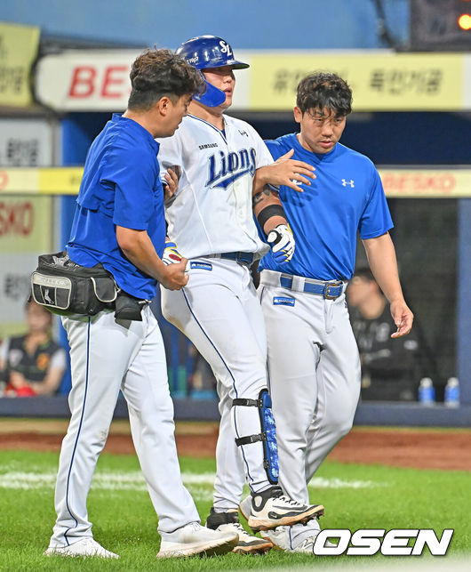 [OSEN=대구, 이석우 기자] 22일 대구삼성라이온즈파크에서 2025 신한 SOL 뱅크 KBO 리그 삼성 라이온즈와 SSG 랜더스의 경기가 열렸다. 홈팀 삼성은 원태인이, 방문팀 SSG는 화이트가 선발 출전했다. 삼성 라이온즈 류지혁이 6회말 무사 1루 SSG 랜더스 노경은의 투구에 맞고 쓰러져 있다. 2025.07.22 / foto0307@osen.co.kr