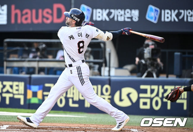 [OSEN=잠실, 조은정 기자]23일 오후 서울 잠실야구장에서 2025 신한 SOL Bank KBO리그 두산 베어스와 한화 이글스의 경기가 열렸다.이날 두산은 최민석, 한화는 황준서를 선발로 내세웠다.1회말 1사 1루 두산 케이브가 선제 투런 홈런을 날리고 있다. 2025.07.23 /cej@osen.co.kr