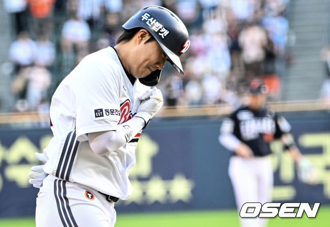 [OSEN=잠실, 조은정 기자]23일 오후 서울 잠실야구장에서 2025 신한 SOL Bank KBO리그 두산 베어스와 한화 이글스의 경기가 열렸다.이날 두산은 최민석, 한화는 황준서를 선발로 내세웠다.1회말 2사 두산 박준순이 좌월 솔로 홈런을 날린 뒤 베이스를 돌고 있다. 2025.07.23 /cej@osen.co.kr