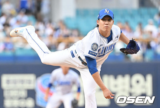 [OSEN=대구, 이석우 기자] 22일 대구삼성라이온즈파크에서 2025 신한 SOL 뱅크 KBO 리그 삼성 라이온즈와 SSG 랜더스의 경기가 열렸다. 홈팀 삼성은 원태인이, 방문팀 SSG는 화이트가 선발 출전했다. 삼성 라이온즈 선발 투수 원태인이 역투하고 있다. 2025.07.22 / foto0307@osen.co.kr