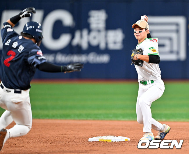 [OSEN=고척, 민경훈 기자] 23일 오후 서울 고척스카이돔에서 ‘2025 신한 SOL Bank KBO리그’ 키움 히어로즈와 롯데 자이언츠의 경기가 열렸다.이날 키움은 하영민, 롯데는 박세웅을 선발로 내세웠다.3회초를 1사 주자 1,3루 롯데 윤동희의 유격수 앞 병살타때 키움 2루수 권혁빈이 2루에서 롯데 고승민을 포스아웃 시킨 후 1루로 송구하고 있다. 2025.07.23 / rumi@osen.co.kr
