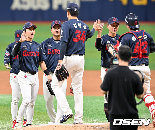 [OSEN=고척, 민경훈 기자] 23일 오후 서울 고척스카이돔에서 ‘2025 신한 SOL Bank KBO리그’ 키움 히어로즈와 롯데 자이언츠의 경기가 열렸다.이 경기에서 롯데는 키움에 4-1로 승리했다.롯데 선발투수 박세웅은 7이닝 동안 95구를 던지며 6피안타 1사구 6탈삼진 1실점으로 호투, 시즌 10승째를 따냈다. 내복사근 부상에서 회복, 이날 1군 엔트리에 복귀한 고승민은 3타수 2안타 1타점으로 활약했다. 레이예스는 4타수 3안타 3타점을 기록했다.경기를 마치고 롯데 선수들이 마운드 위에서 승리의 기쁨을 나누고 있다. 2025.07.23 / rumi@osen.co.kr