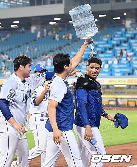 [OSEN=대구, 이석우 기자] 23일 대구삼성라이온즈파크에서 2025 신한 SOL 뱅크 KBO 리그 삼성 라이온즈와 SSG 랜더스의 경기가 열렸다. 홈팀 삼성은 가라비토가, 방문팀 SSG는 김건우가 선발 출전했다. 삼성 라이온즈 원태인이 KBO리그 데뷔 첫승을 올린 가라비토에게 축하 물세례를 하고 있다. 2025.07.23 / foto0307@osen.co.kr