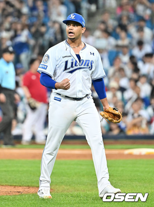 [OSEN=대구, 이석우 기자] 23일 대구삼성라이온즈파크에서 2025 신한 SOL 뱅크 KBO 리그 삼성 라이온즈와 SSG 랜더스의 경기가 열렸다. 홈팀 삼성은 가라비토가, 방문팀 SSG는 김건우가 선발 출전했다. 삼성 라이온즈 선발 투수 가라비토가 7회초 2사 SSG 랜더스 한유섬을 삼진으로 잡고 환호하고 있다. 2025.07.23 / foto0307@osen.co.kr