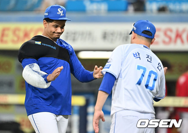 [OSEN=대구, 이석우 기자] 23일 대구삼성라이온즈파크에서 2025 신한 SOL 뱅크 KBO 리그 삼성 라이온즈와 SSG 랜더스의 경기가 열렸다. 홈팀 삼성은 가라비토가, 방문팀 SSG는 김건우가 선발 출전했다. 삼성 라이온즈 가라비토가 SSG 랜더스에 9-0으로 승리한 후 박진만 감독의 첫승을 축하를 받고 있다. 2025.07.23 / foto0307@osen.co.kr