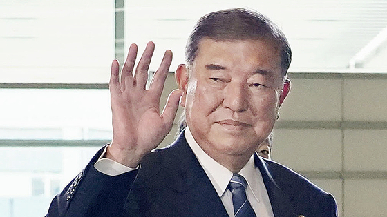  미국과 일본의 무역협상이 타결된 23일 이시바 시게루 일본 총리가 도쿄 총리 관저로 들어가며 손을 들어보이고 있다. 연합뉴스