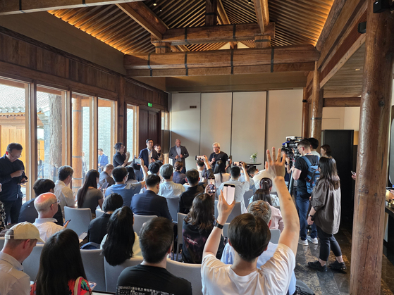 젠슨 황 엔비디아 최고경영자(CEO)가 16일 중국 베이징 만다린 오리엔탈 첸먼 호텔에서 열린 기자회견 중 취재진 질문에 답하고 있다. 이가람 기자