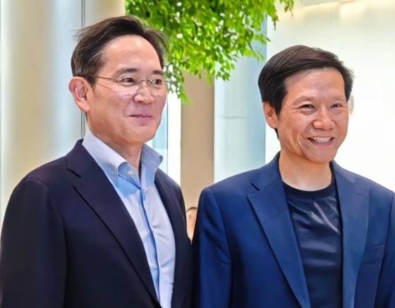 이재용 삼성전자 회장(왼쪽)이 3월 22일 레이 쥔 샤오미 회장을 샤오미 전기차 공장에서 만나 기념사진을 촬영하고 있다. 중국 샤오미 웨이보 캡처