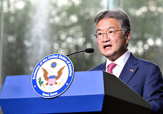 조셉 윤 주한 미국 대사대리가 지난 2일 서울 용산구 그랜드 하얏트 호텔에서 열린 미국 독립기념일 행사에서 기념사를 하고 있다. 사진공동취재단=연합뉴스