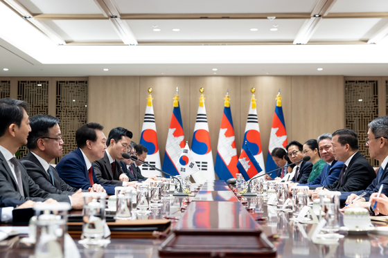지난해 5월 16일 윤석열 당시 대통령이 서울 용산구 대통령실에서 훈 마넷 캄보디아 총리와 한-캄보디아 정상회담을 하고 있다. 사진 대통령실