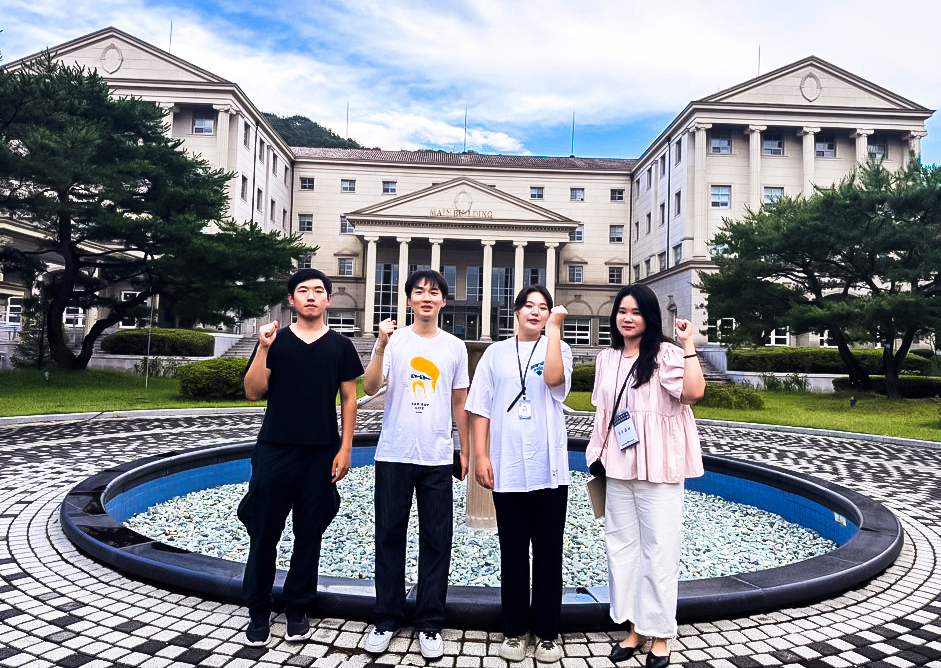 대구경북영어마을에서 소중한 경험을 했던 최봉준, 김영재, 조다혜, 이유리(왼쪽부터) 씨가 영어마을을 다시 찾아 포즈를 취했다.