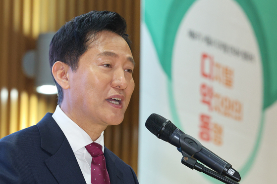 오세훈 서울시장이 서울시청서 열린 제6기 서울시 디지털 안내사 발대식에서 격려사를 하고 있다. [뉴스1]