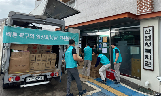 KT부산경남광역본부는 최근 폭우로 큰 피해를 본 경남 산청지역에 생수와 라면 등 구호물품 7000개를 긴급 지원했다. 연합뉴스