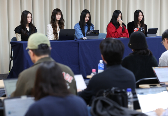 걸그룹 뉴진스가 지난해 11월 28일 오후 서울 강남구 스페이스쉐어 삼성역센터에서 열린 전속계약 해지 관련 기자회견에 참석해 있다. 왼쪽부터 해린, 다니엘, 민지, 하니, 혜인. 뉴스1
