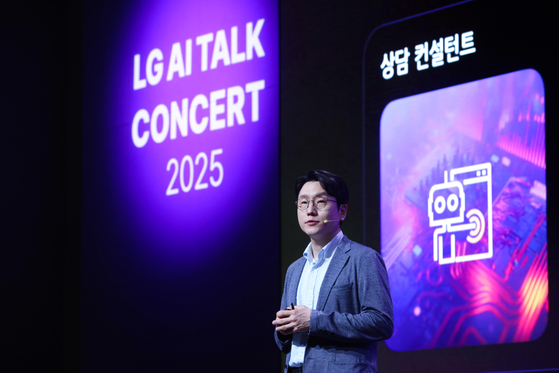 임우형 LG AI연구원 공동 연구원장이 22일 서울 강서구 마곡 LG사이언스파크에서 열린 'LG AI 토크콘서트 2025'에서 엑사원 생태계를 발표하고 있다. 사진 LG