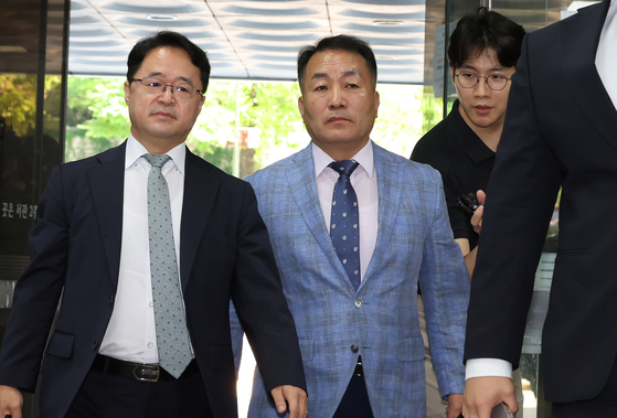 윤석열 전 대통령 격노설에 대한 위증 혐의를 받는 김계환 전 해병대사령관이 22일 오전 서울중앙지방법원에서 열린 영장실질심사(구속 전 피의자 심문)에 출석하고 있다. 뉴스1