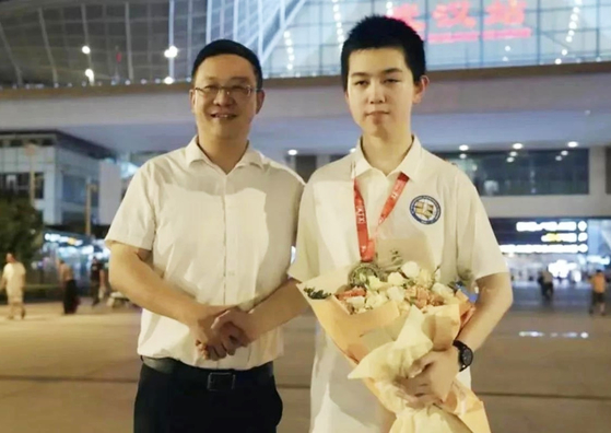 국제수학올림피아드대회서 1위 차지한 중국 국가대표단의 쉬치밍(오른쪽). 연합뉴스