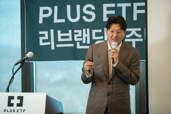 금정섭 한화자산운용 ETF사업본부장(상무)이 23일 열린 기자간담회에서 하반기 상품 전략을 설명하고 있다. 사진 한화자산운용