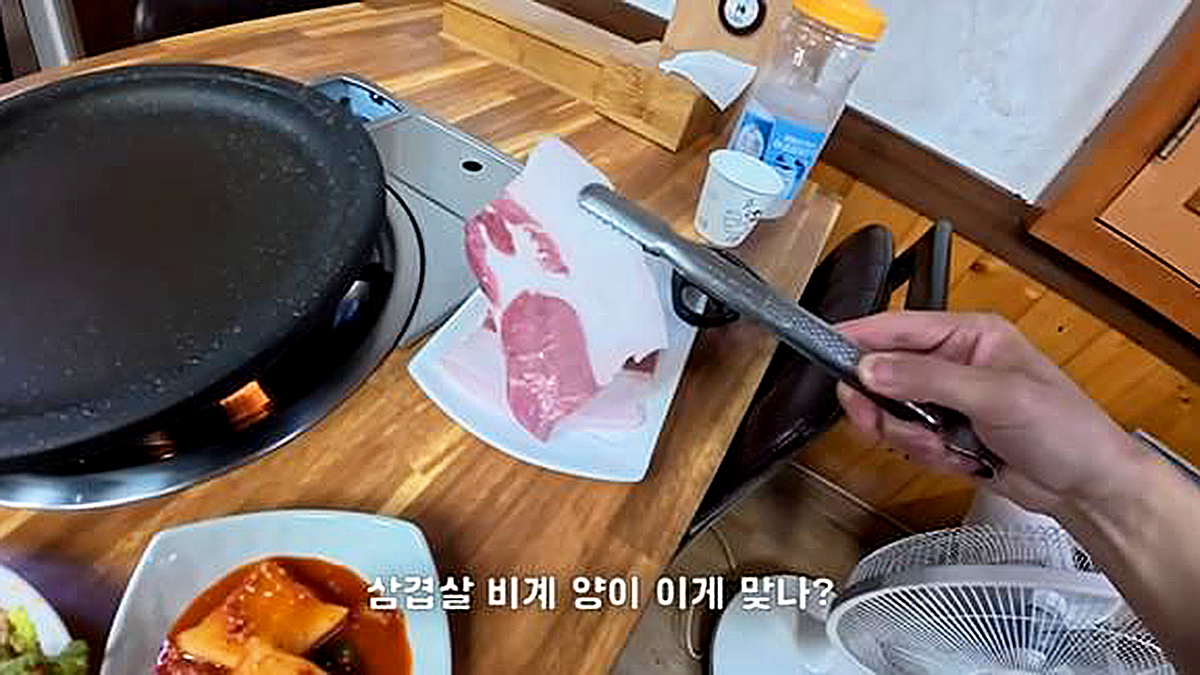 지난 19일 유튜버 '꾸준 kkujun' 채널에 올라온 울릉도 여행 영상. 울릉도의 한 식당에서는 비계가 절반인 삼겹살을 내오면서 ″먹어보면 맛있다″고 말했다고 한다. 사진 유튜브 캡처