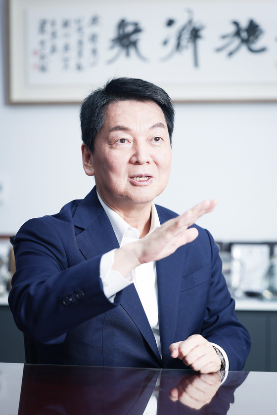  안철수 의원은 “이번 전당대회는 당원 투표 80%, 여론조사 20%로 치러져 온 룰을 바꿔 민심(여론조사)의 비율을 늘려야만 당이 되살아날 수 있었다. 대한민국을 발전시켜 온 정치세력은 결국 보수인 만큼 당을 제대로 개혁해 유능함을 인정받도록 하는 게 내가 전당대회에 출마한 취지”라고 강조했다. 전민규 기자