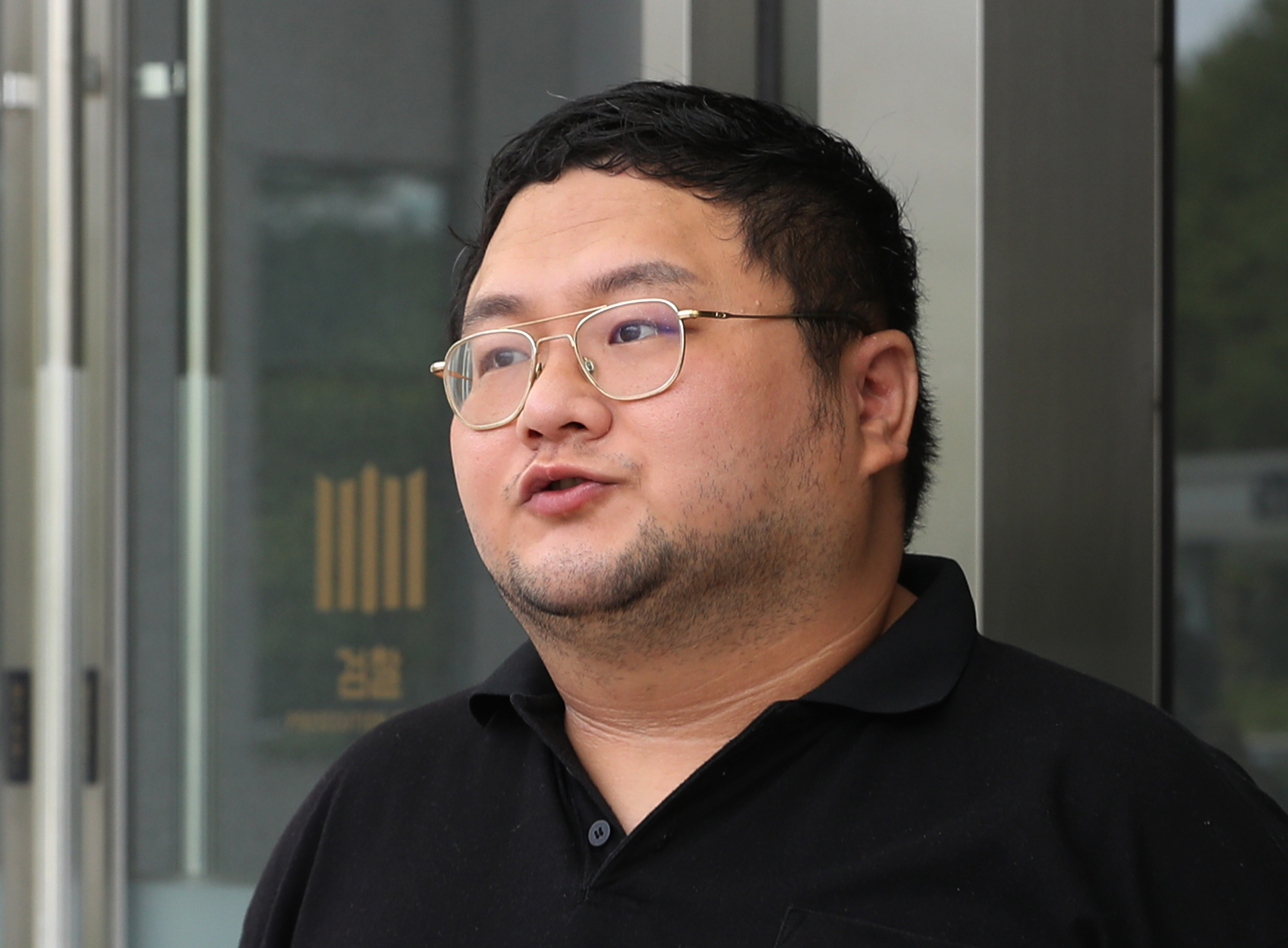 지난해 7월 26일 먹방 유튜버 ‘쯔양’(본명 박정원)을 협박해 돈을 갈취한 혐의를 받고 있는 유튜버 구제역(본명 이준희)이 경기 수원시 영통구 수원지방검찰청으로 구속 전 피의자심문(영장실질심사)을 받기 위해 출석하고 있다. 뉴스1