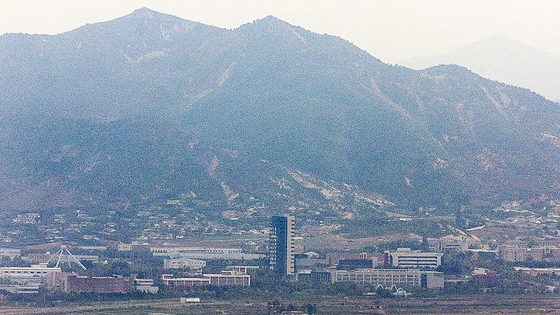 지난해 10월14일 경기 파주시 접경지역에서 바라본 서부전선 비무장지대(DMZ)의 경의선 도로와 연결된 개성공단 일대. 연합뉴스