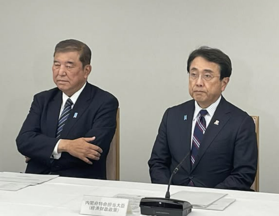 이시바 시게루(왼쪽) 일본 총리와 아카자와 료세이 경제재생상이 지난해 10월 29일 경제 보고 등에 관한 관계 각료 회의에 참석했다. 사진 인스타그램
