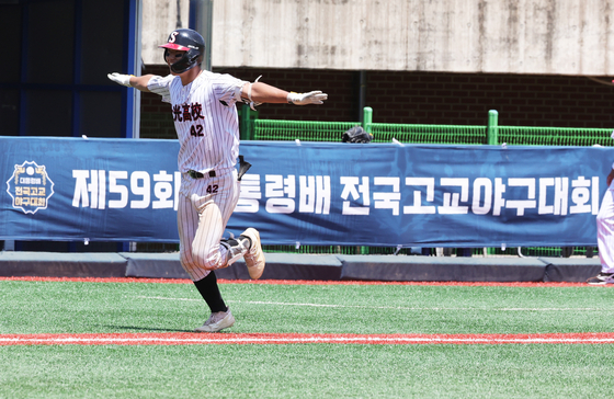 세광고 서보형이 22일 라온고전에서 6회 좌월 2점홈런을 터뜨린 뒤 기뻐하며 홈으로 들어오고 있다. 장진영 기자