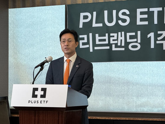 한화자산운용이 23일 'PLUS 상장지수펀드(ETF)' 리브랜딩 1주년을 맞아 서울 여의도에서 기자간담회를 열었다. 최영진 최고마케팅책임자(CMO)가 지난 1년간의 성과를 설명하고 있다. 고석현 기자