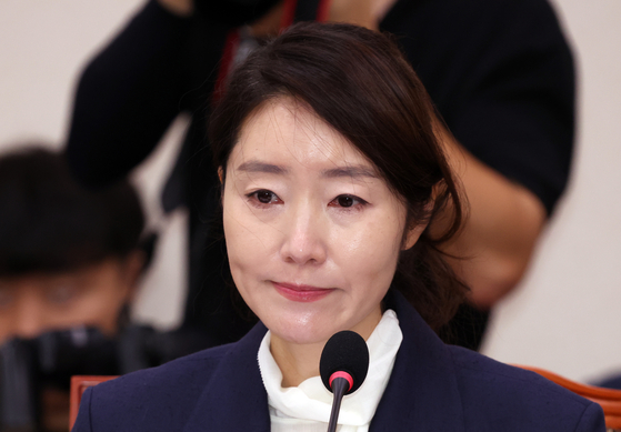 강선우 여성가족부 장관 후보자가 14일 서울 여의도 국회에서 열린 여성가족위원회의 인사청문회에서 생각에 잠겨 있다.뉴시스