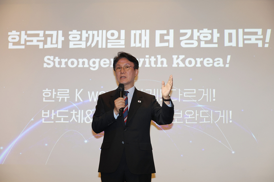 김민석 국무총리가 22일 서울 여의도 콘래드서울 호텔에서 열린 주한미국상공회의소(암참) 세미나에서 기조연설을 하고 있다. 연합뉴스
