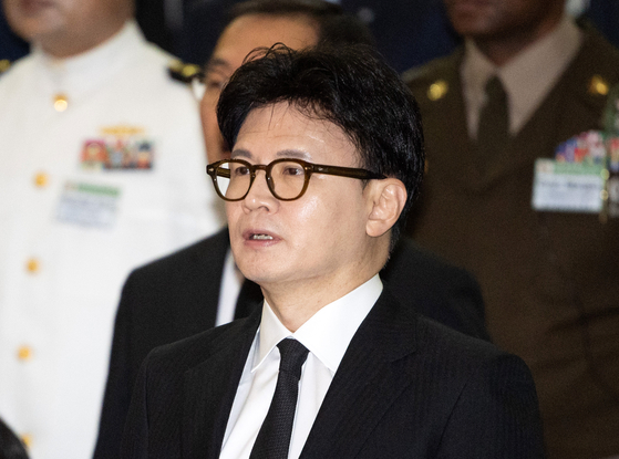 한동훈 국민의힘 전 대표가 지난달 29일 경기 평택시 해군 2함대사령부 충무동산에서 열린 '제2연평해전 승전 23주년 기념식'에서 애국가를 제창하고 있다. 연합뉴스