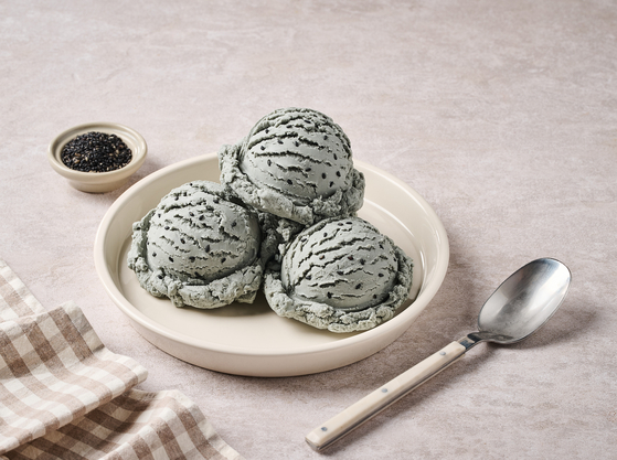 송사월 셰프의 흑임자 순두부 두유 아이스크림. 고소하고 깊은 맛의 디저트로 여름철 추천하는 메뉴다. 사진 미국대두협회 