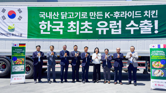 22일 경남 창원 하이랜드이노베이션 복합제조물류센터에서 제너시스BBQ그룹과 하이랜드푸드그룹의 국내산 닭고기 간편식 제품 수출 관련 검역 봉인식과 선적 기념식이 열렸다. 왼쪽부터 조철유 하이랜드푸드 전무, 이상호 하이랜드푸드 전무, 남동배 하이랜드이노베이션 대표, 최상웅 BBQ 전무, 주선태 부산지방식품의약품안전청장, 윤영미 하이랜드푸드그룹 회장, 송태복 농림축산검역본부 영남지역본부장, 윤병일 하이랜드이노베이션 사장, 서용욱 하이랜드이노베이션 사장. 사진 한국중견기업연합회