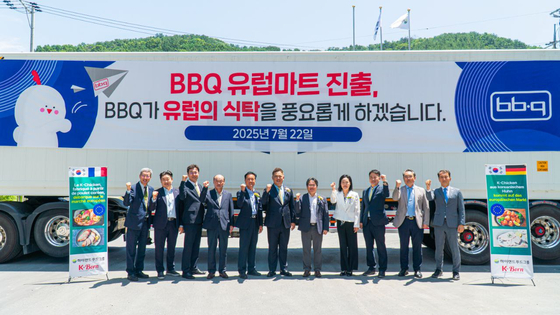 제너시스BBQ그룹과 하이랜드푸드그룹이 유럽에 국내산 닭고기 간편식 제품 수출을 개시한다. 22일 하이랜드이노베이션 창원 소재 복합제조물류센터에서 열린 검역 봉인식과 선적 기념식 현장. 사진 제너시스BBQ